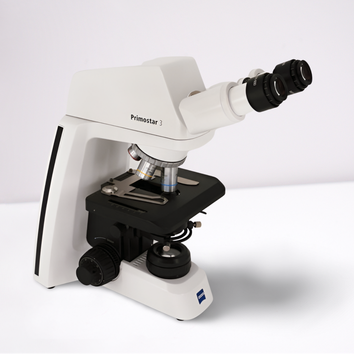 Mikroskop Primostar 3 mit integrierter Kamera und vier Objektiven