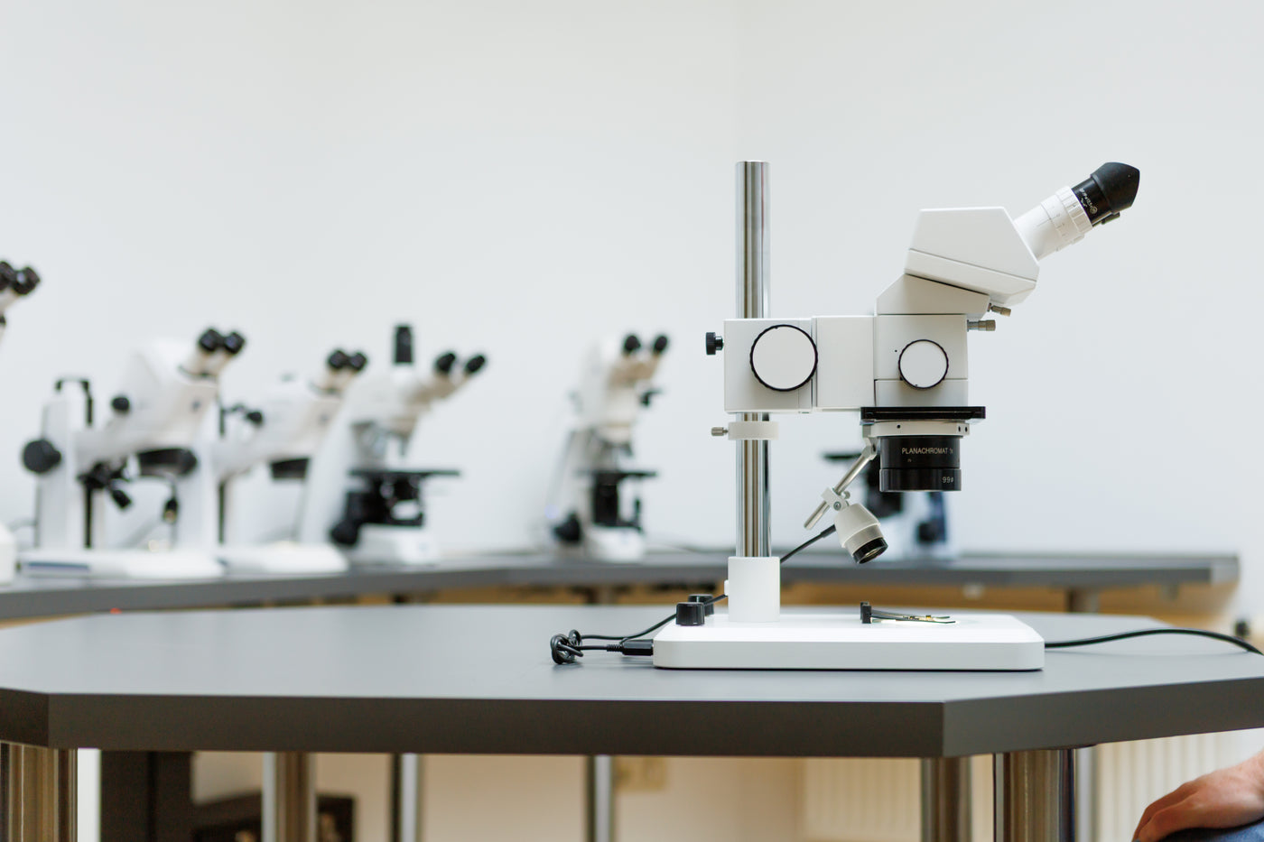 ASKANIA Mikroskop im Vordergrund auf dem Tisch