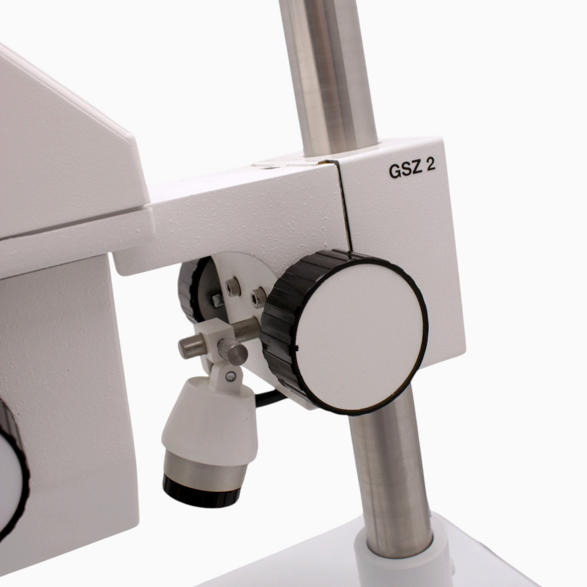 ASKANIA Mikroskoptechnik GSZ Stereo-Zoom-Mikroskop mit weißem Stativ, Säule und Fokusierknopf in Nahaufnahme