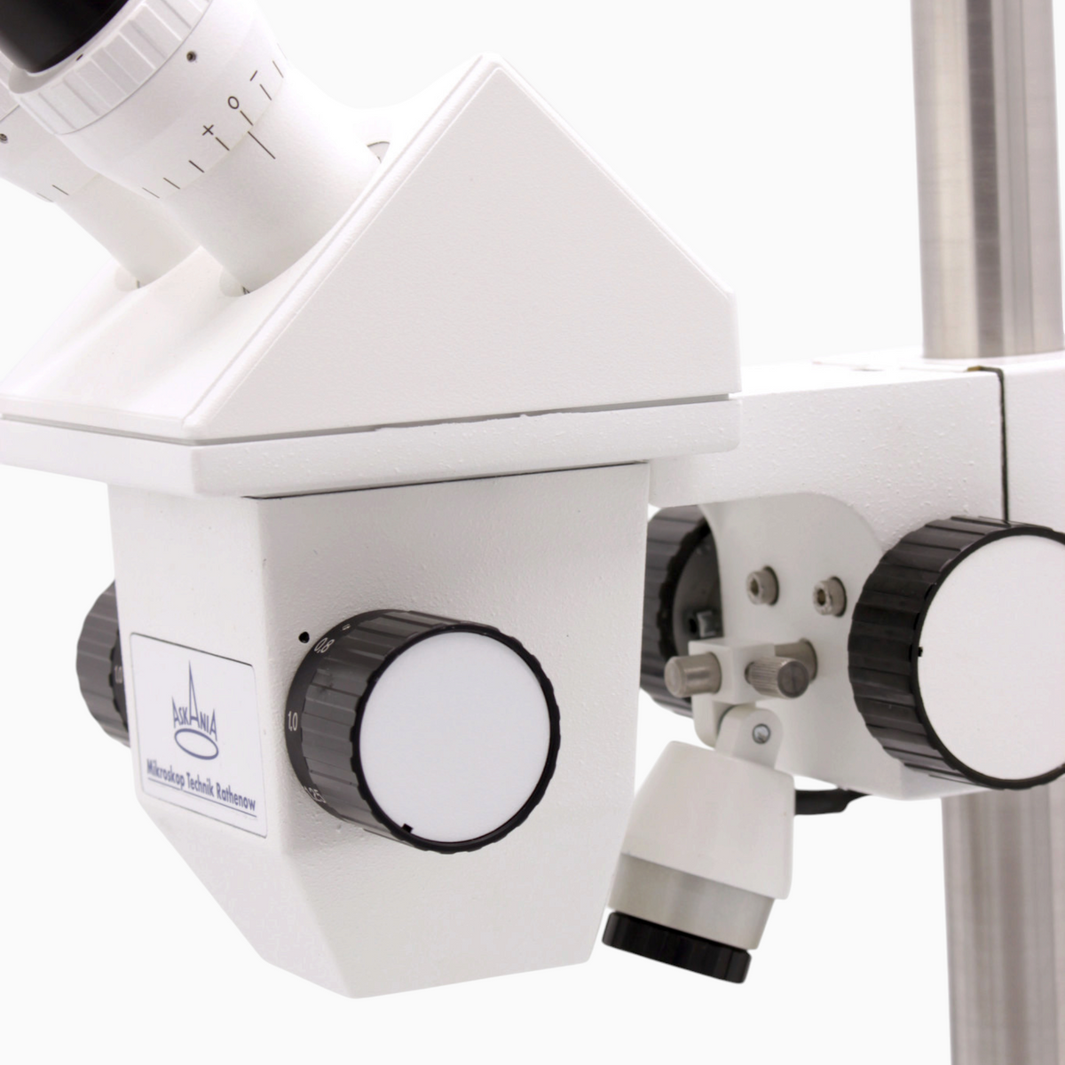 ASKANIA Mikroskoptechnik GSZ Stereo-Zoom-Mikroskop mit weißem Gehäuse, Zoom-Regler und Stativsäule für Laborarbeiten