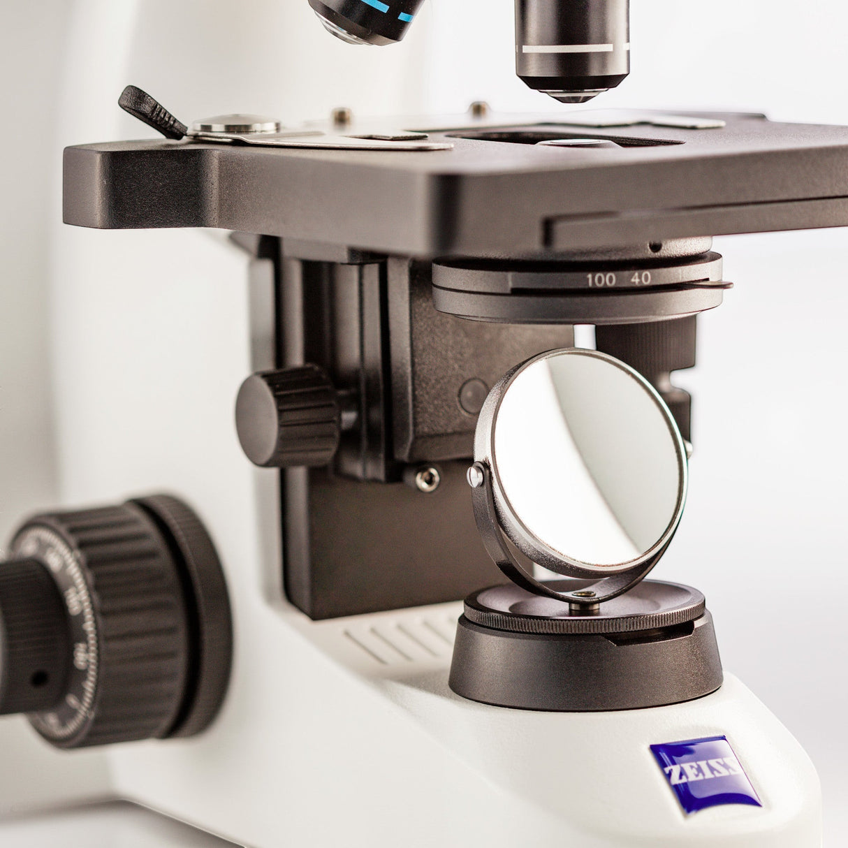 ASKANIA Mikroskoptechnik ZEISS Primostar 1 Durchlichtmikroskop mit Kreuztisch, Objektiven und Fix-Köhler-Beleuchtung