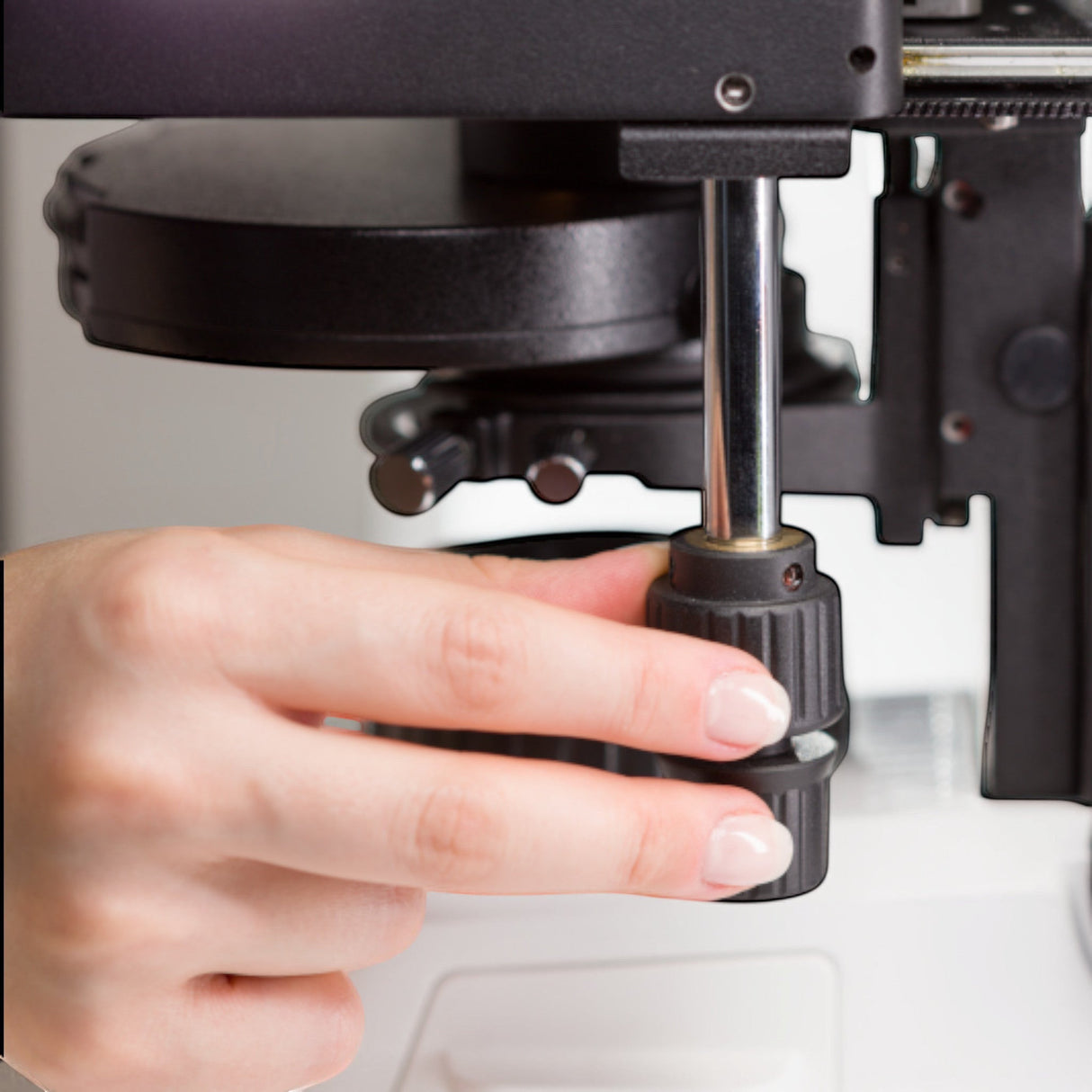 ASKANIA Mikroskoptechnik ZEISS Primostar 3 Phasenkontrast Mikroskop bei der manuellen Einstellung des Kondensors