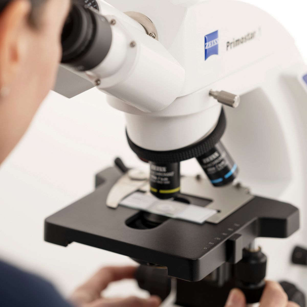 Person bei der Arbeit mit dem ZEISS Primostar 1 Binokular-Mikroskop mit aufgesetzter Educam 105 Kamera