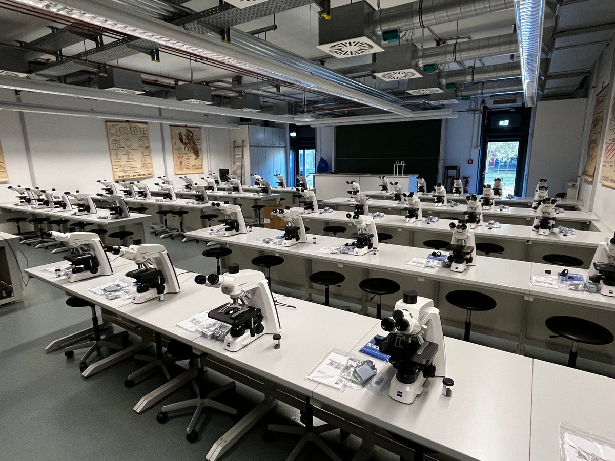 Neue Mikroskope für die Lehre: ASKANIA hat Anfang Oktober den Mikroskopiersaal der Universität Potsdam am Campus Golm mit 100 ZEISS Primostar 3 und acht Primovert iLED ausgestattet.