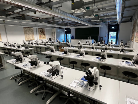Neue Mikroskope für die Lehre: ASKANIA hat Anfang Oktober den Mikroskopiersaal der Universität Potsdam am Campus Golm mit 100 ZEISS Primostar 3 und acht Primovert iLED ausgestattet.