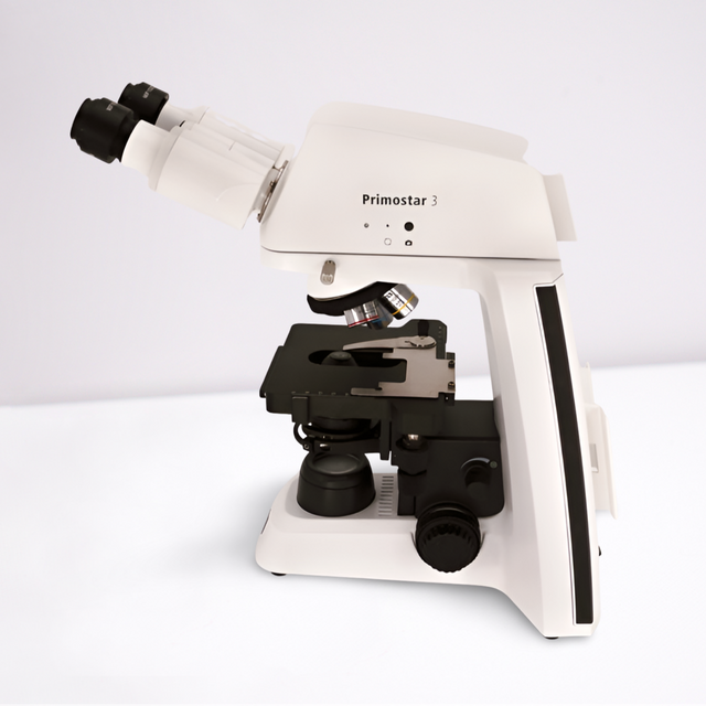 Zeiss Mikroskop Primostar 3 mit integrierter Kamera und Objektiv 100