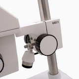 ASKANIA Mikroskoptechnik GSZ Stereo-Zoom-Mikroskop mit weißem Stativ, Säule und Fokusierknopf in Nahaufnahme