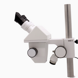 ASKANIA Mikroskoptechnik GSZ Stereo-Zoom-Mikroskop mit weißem Gehäuse und Stativsäule für Labor und Industrie