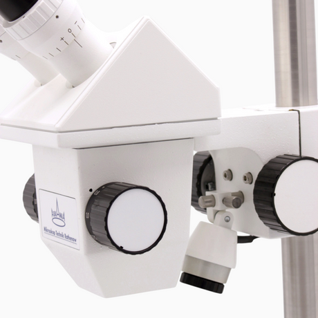 ASKANIA Mikroskoptechnik GSZ Stereo-Zoom-Mikroskop mit weißem Gehäuse, Zoom-Regler und Stativsäule für Laborarbeiten