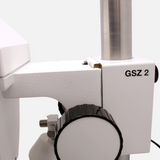 ASKANIA Mikroskoptechnik GSZ Stereo-Zoom-Mikroskop mit weißem Stativ und Fokusierknopf in Nahaufnahme