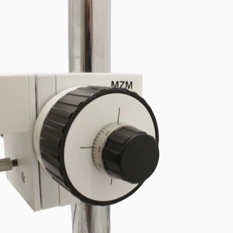 ASKANIA Mikroskoptechnik MZM Makro-Zoom-Mikroskop Fokussiertrieb mit präziser Skala an der Stativsäule