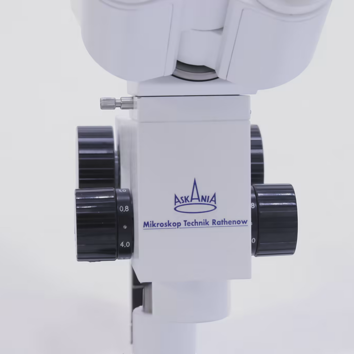 ASKANIA Mikroskoptechnik MZM Makro-Zoom-Mikroskop mit präzisen schwarzen Zoom-Einstellrädern und weißem Gehäuse