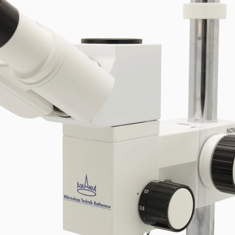 ASKANIA Mikroskoptechnik MZM Makro-Zoom-Mikroskop mit weißem Gehäuse, Zoom-Regler und präzisem Fokussiertrieb