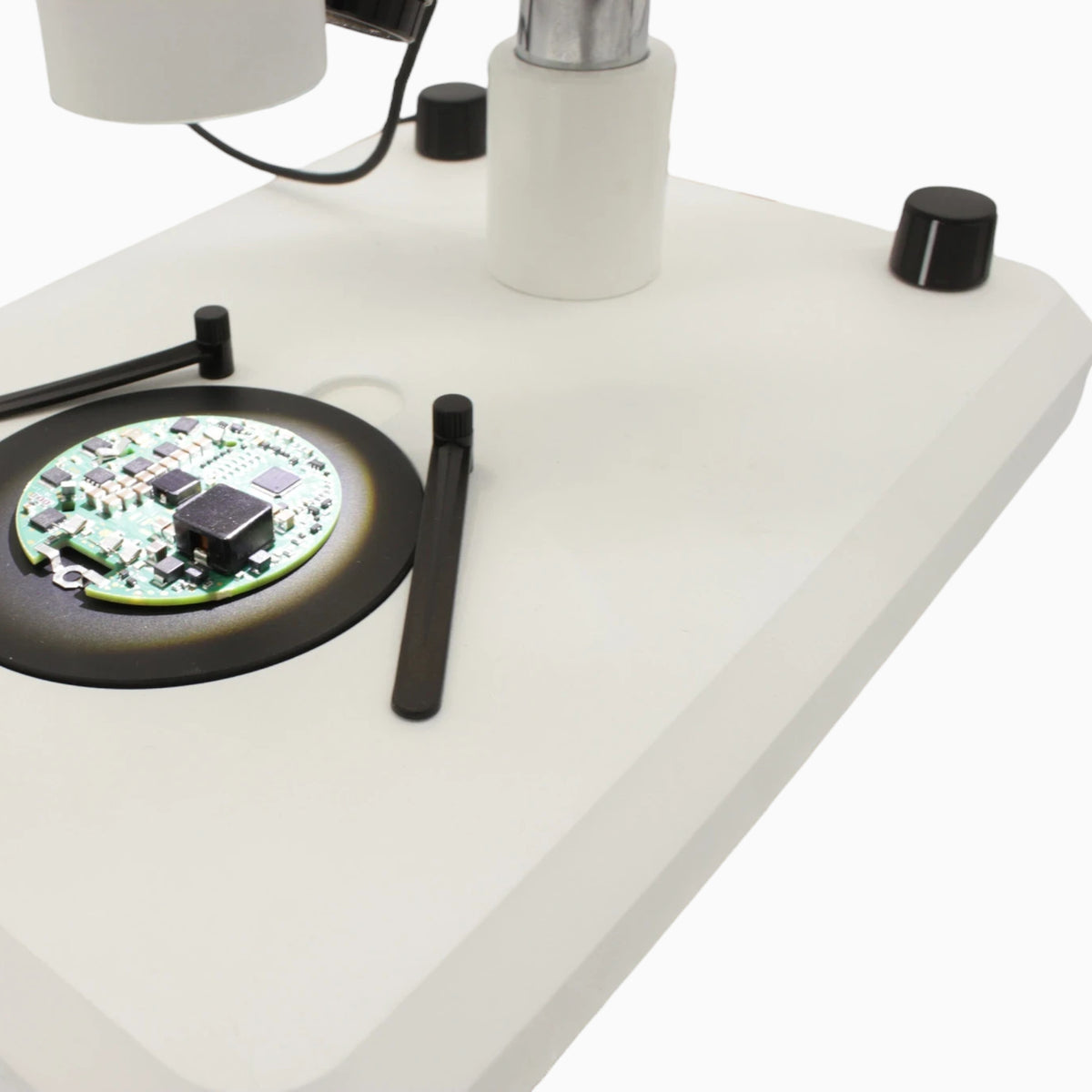 ASKANIA Mikroskoptechnik MZM Makro-Zoom-Mikroskop mit Leiterplatte auf weißem Stativ für die Elektronikinspektion