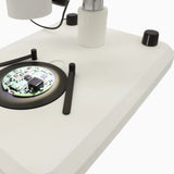 ASKANIA Mikroskoptechnik MZM Makro-Zoom-Mikroskop mit Leiterplatte auf weißem Stativ für die Elektronikinspektion