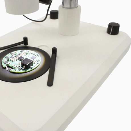 ASKANIA Mikroskoptechnik MZM Makro-Zoom-Mikroskop mit Leiterplatte auf weißem Stativ für die Elektronikinspektion