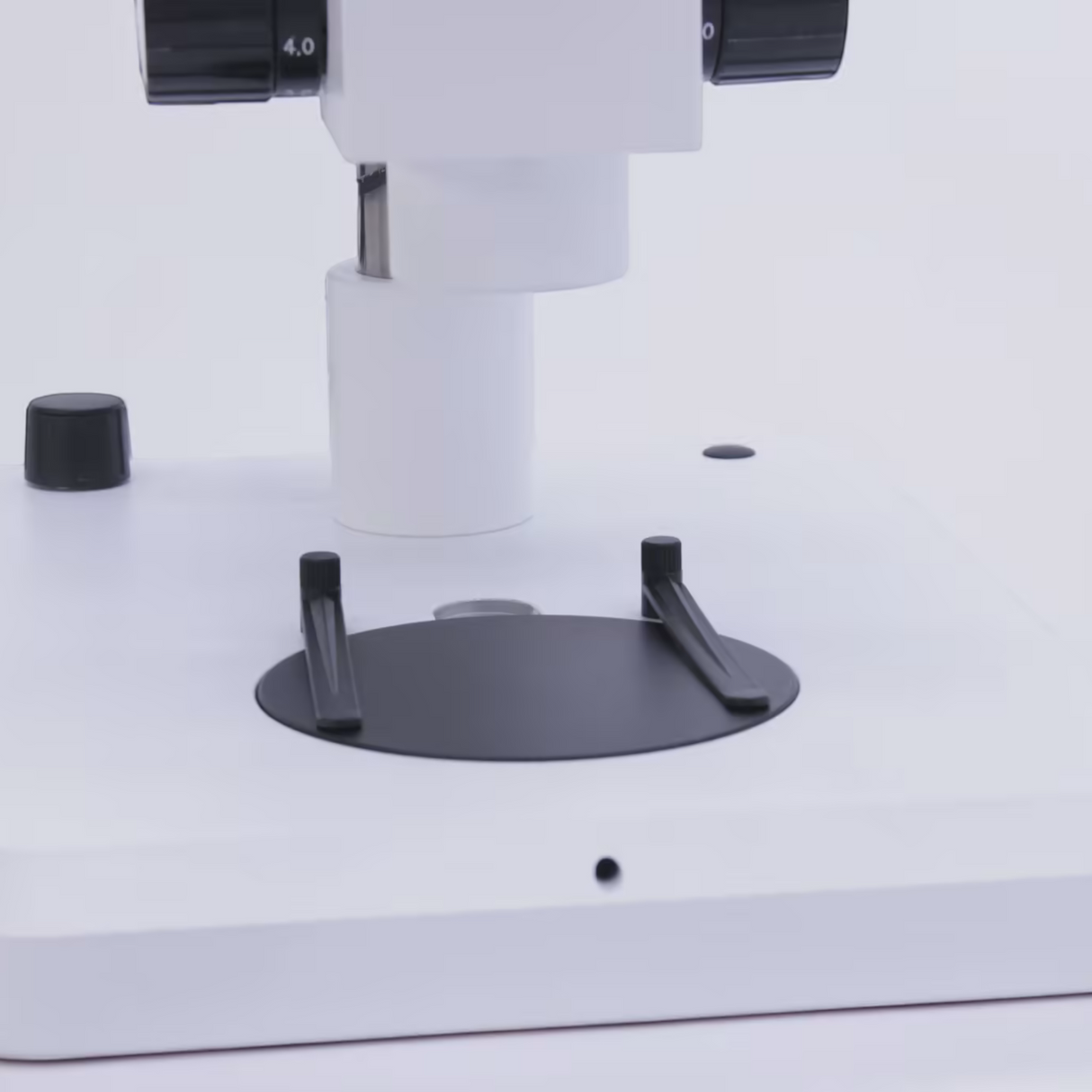 ASKANIA Mikroskoptechnik MZM Makro-Zoom-Mikroskop Stativbasis mit schwarzer Einlegeplatte und Fokussiertrieb