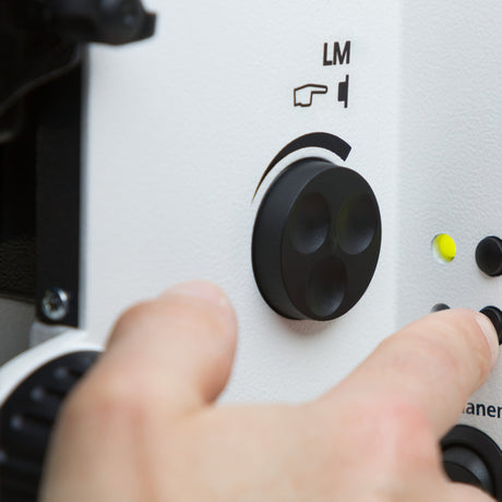 ASKANIA Mikroskoptechnik ZEISS Axiolab 5 MAT Bedienungselement mit Fokusknopf und LED-Statusanzeige