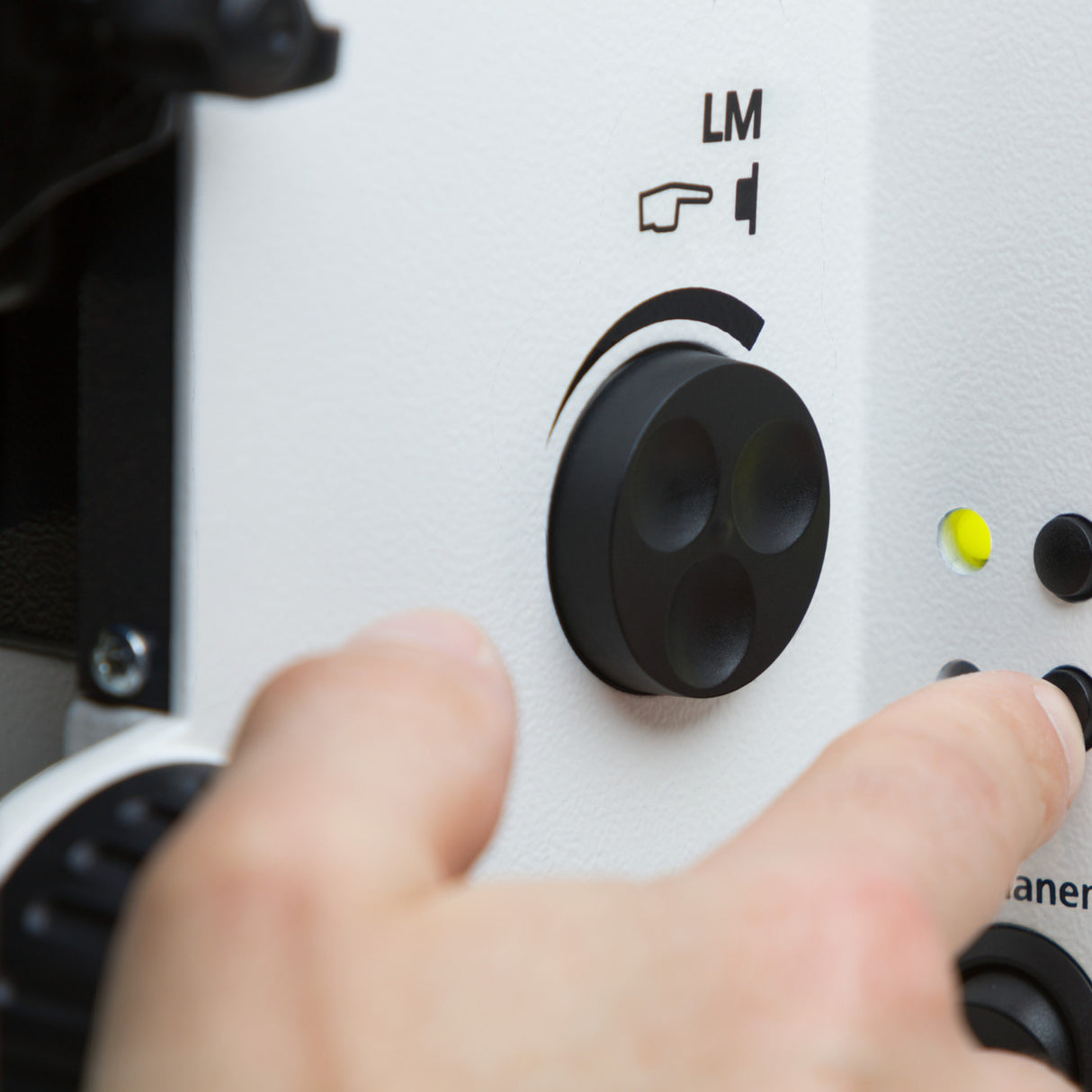 Hand bedient die Lichtmanager-Steuerung am ASKANIA Mikroskoptechnik ZEISS Axiolab 5 MAT Auflichtmikroskop
