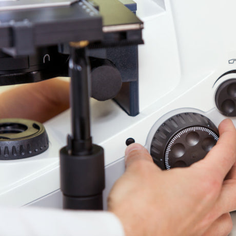 ASKANIA Mikroskoptechnik ZEISS Axiolab 5 MAT Auflichtmikroskop bei der manuellen Fokussierung im Labor