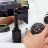 ASKANIA Mikroskoptechnik ZEISS Axiolab 5 MAT Materialmikroskop bei der manuellen Fokussierung im Labor