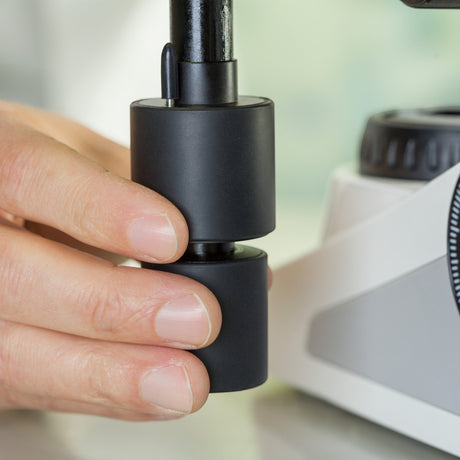 ASKANIA Mikroskoptechnik Hand bedient den Fokusknopf am ZEISS Axiolab 5 MAT Materialmikroskop für präzise Analysen