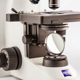 ASKANIA Mikroskoptechnik ZEISS Primostar 1 Durchlichtmikroskop mit Kreuztisch, Objektiven und Fix-Köhler-Beleuchtung
