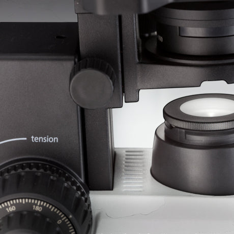 ASKANIA Mikroskoptechnik ZEISS Primostar 3 Mikroskop Detailansicht mit Fokus-Einstellrad und Beleuchtungseinheit