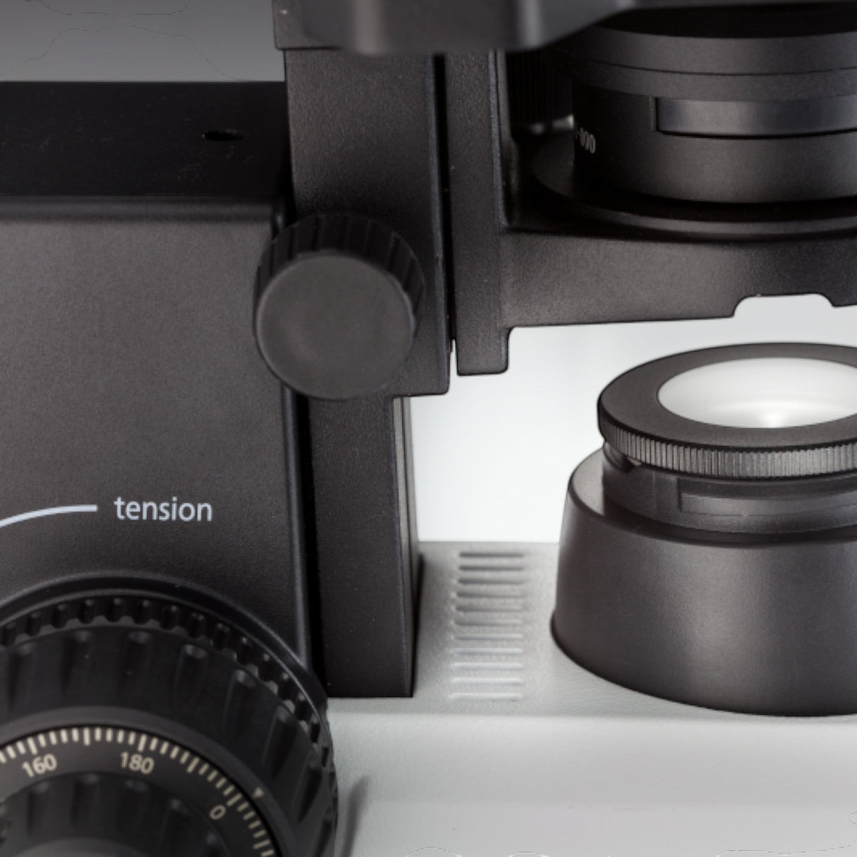 ASKANIA Mikroskoptechnik ZEISS Primostar 3 Trino Mikroskop Detailansicht mit Fokus-Tension-Einstellung und Beleuchtung