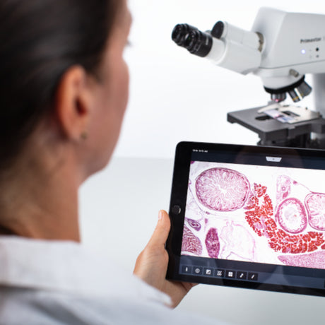 ASKANIA Mikroskoptechnik ZEISS Primostar 3 Mikroskop mit integrierter Kamera und Tablet zur digitalen Probenanalyse