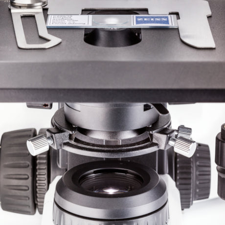 ASKANIA Mikroskoptechnik ZEISS Primostar 3 Trino Durchlichtmikroskop mit Kreuztisch und Objektträgerhalterung
