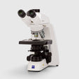 ASKANIA Mikroskoptechnik ZEISS Primostar 3 Labormikroskop mit Phasenkontrast und Binokulartubus auf hellem Hintergrund