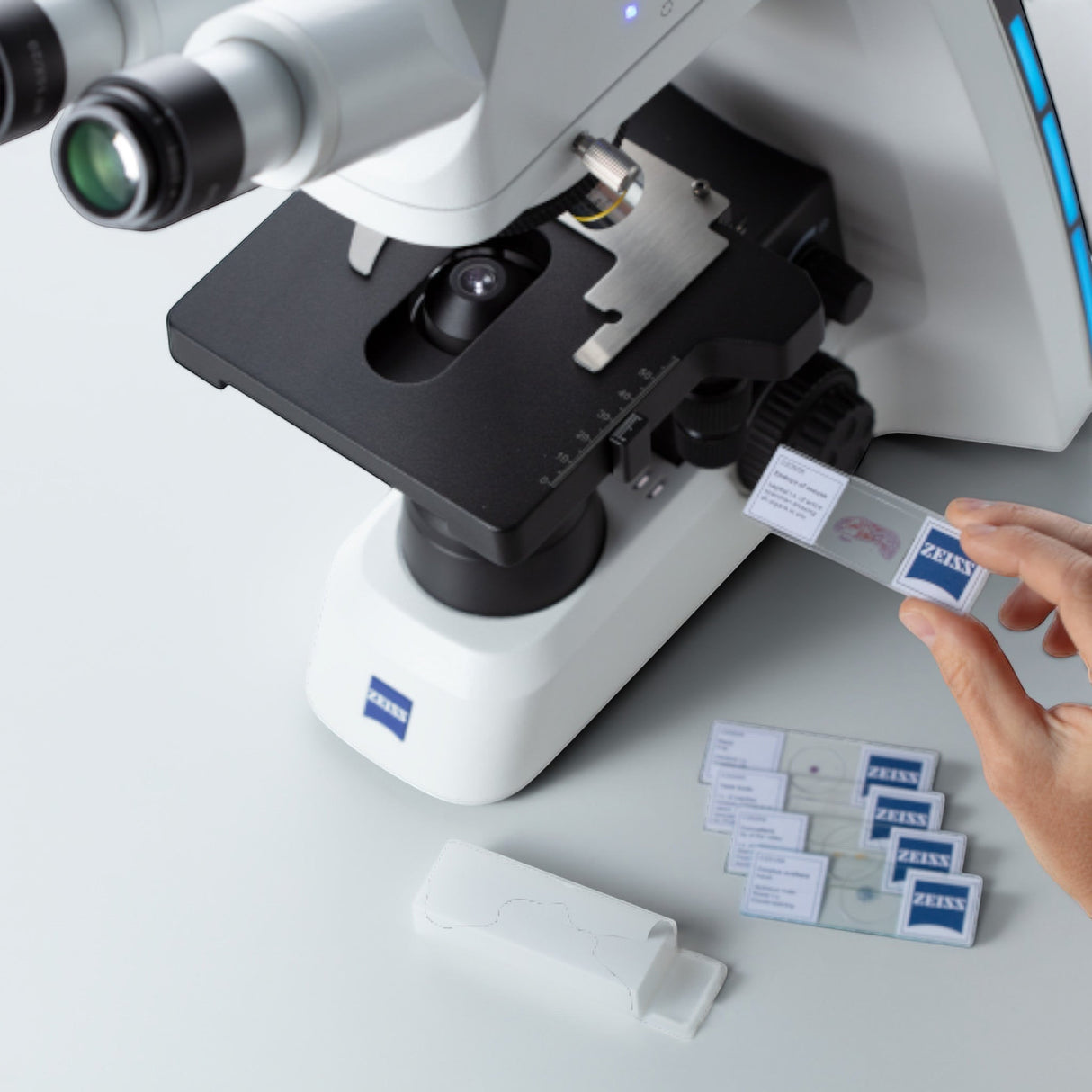 ASKANIA Mikroskoptechnik ZEISS Primostar 3 Trino Durchlichtmikroskop mit Objektträgern auf dem mechanischen Kreuztisch