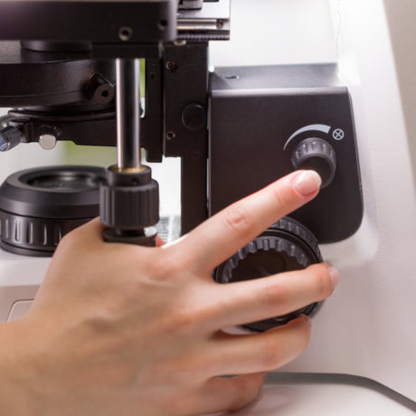 ASKANIA Mikroskoptechnik ZEISS Primostar 3 Mikroskop bei der Bedienung der Fokus- und Helligkeitsregler
