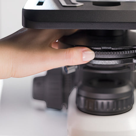 ASKANIA Mikroskoptechnik ZEISS Primostar 3 Hand bei der Einstellung des Kondensors am Durchlichtmikroskop