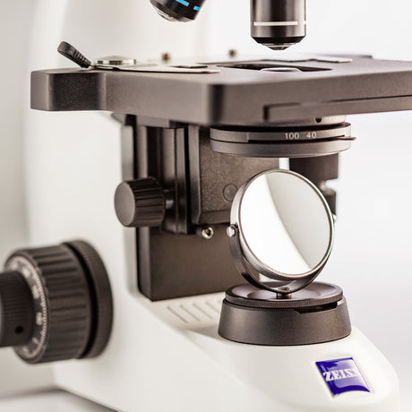 ASKANIA Mikroskoptechnik ZEISS Primostar 1 Durchlichtmikroskop mit Kreuztisch, Objektiven und Spiegel-Detailansicht