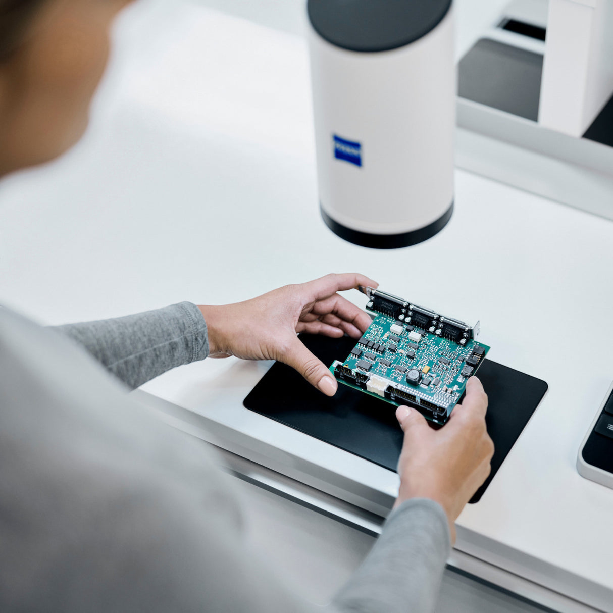 ASKANIA Mikroskoptechnik ZEISS Smartzoom 100 bei der Inspektion einer Leiterplatte in 4K-Qualität