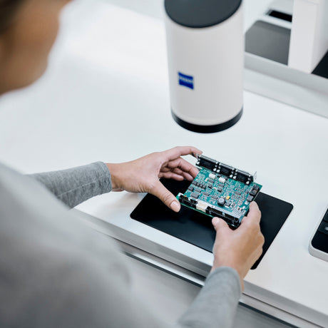 ASKANIA Mikroskoptechnik ZEISS Smartzoom 100 bei der Inspektion einer Leiterplatte in 4K-Qualität
