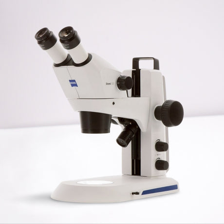 ASKANIA Mikroskoptechnik ZEISS Stemi 305 Stereo-Mikroskop in Weiß mit Binokulartubus auf einem stabilen Stativ