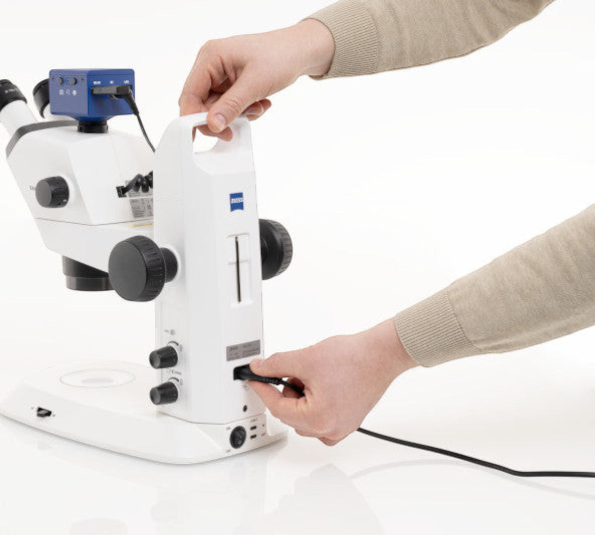 ASKANIA Mikroskoptechnik ZEISS Stemi 355 Doc Stereomikroskop mit Kamera und Stativ C Edu bei der Kabelverbindung