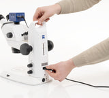 ASKANIA Mikroskoptechnik ZEISS Stemi 355 Doc Stereomikroskop mit Kamera und Stativ C Edu bei der Kabelverbindung