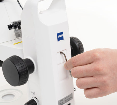 ASKANIA Mikroskoptechnik Zeiss Stemi 355 EDU Stereomikroskop bei der Einstellung mit einem Inbusschlüssel am Stativ