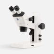 ASKANIA Mikroskoptechnik ZEISS Stemi 355 EDU Stereomikroskop mit C LED Beleuchtung auf weißem Stativ