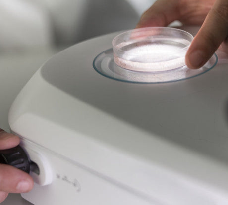 ASKANIA Mikroskoptechnik ZEISS Stemi 355 Lab Mikroskop bei der Probenvorbereitung mit Petrischale auf dem Stativ