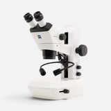 ASKANIA Mikroskoptechnik ZEISS Stemi 355 Lab Stereomikroskop mit LED-Beleuchtung auf weißem Stativ für Laborarbeiten