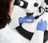 ASKANIA Mikroskoptechnik Zeiss Stemi 355 Lab Stereomikroskop mit LED-Beleuchtung bei der Arbeit im Labor