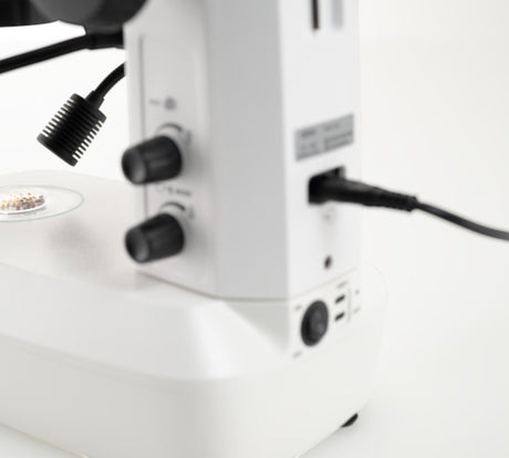 ASKANIA Mikroskoptechnik ZEISS Stemi 355 Trino C Lab mit LED-Beleuchtung und USB-C Anschluss am Stativ