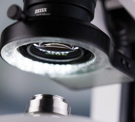 ASKANIA Mikroskoptechnik Zeiss Stemi 355 Mat ESD Stereomikroskop mit segmentierbarer LED-Ringleuchte in Nahaufnahme