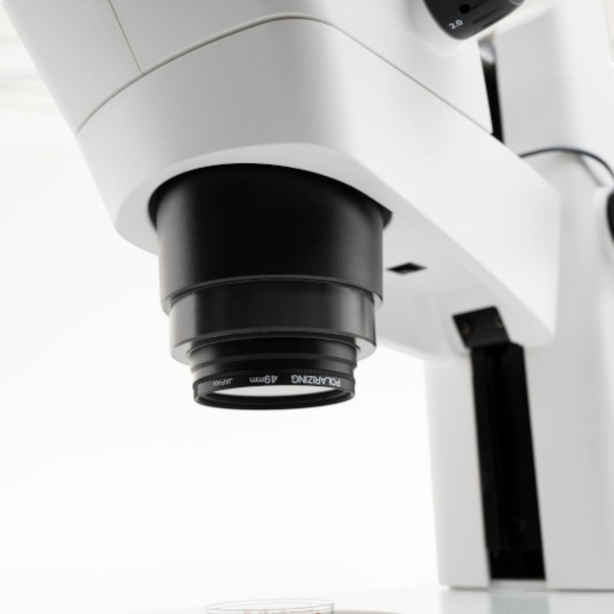 ASKANIA Mikroskoptechnik Zeiss Stemi 355 Edu Stereomikroskop mit montiertem Polarisationsfilter am Objektiv