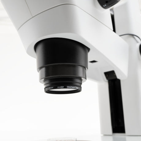 ASKANIA Mikroskoptechnik Zeiss Stemi 355 Edu Stereomikroskop mit montiertem Polarisationsfilter am Objektiv